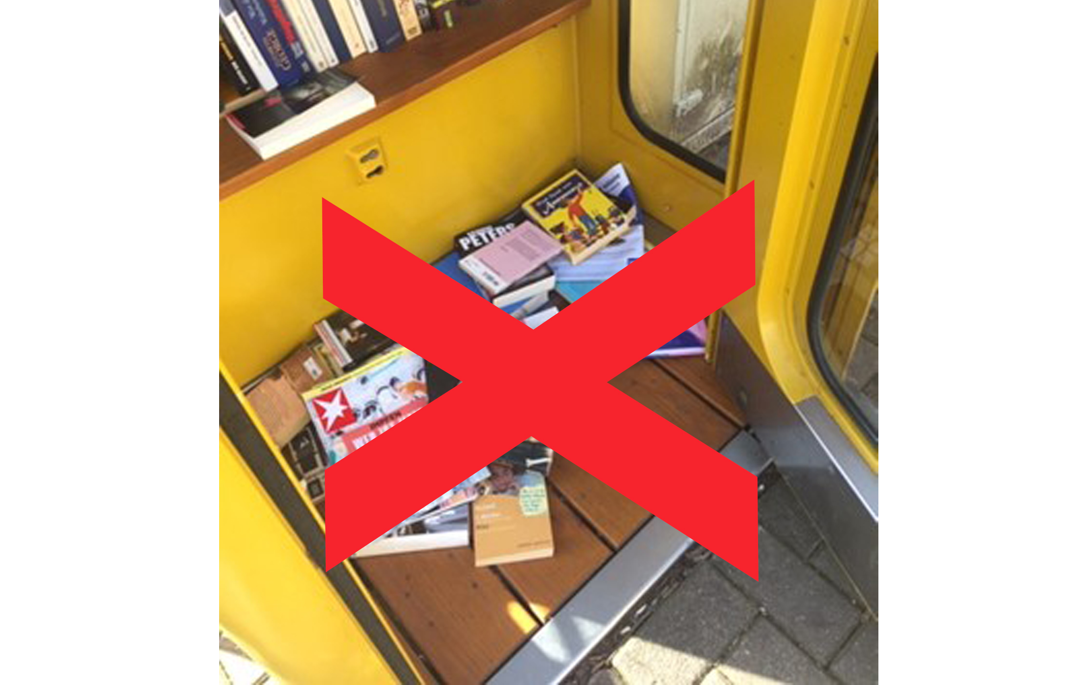 Unordentliche Bücher am Boden mit einem roten Kreuz darüber.